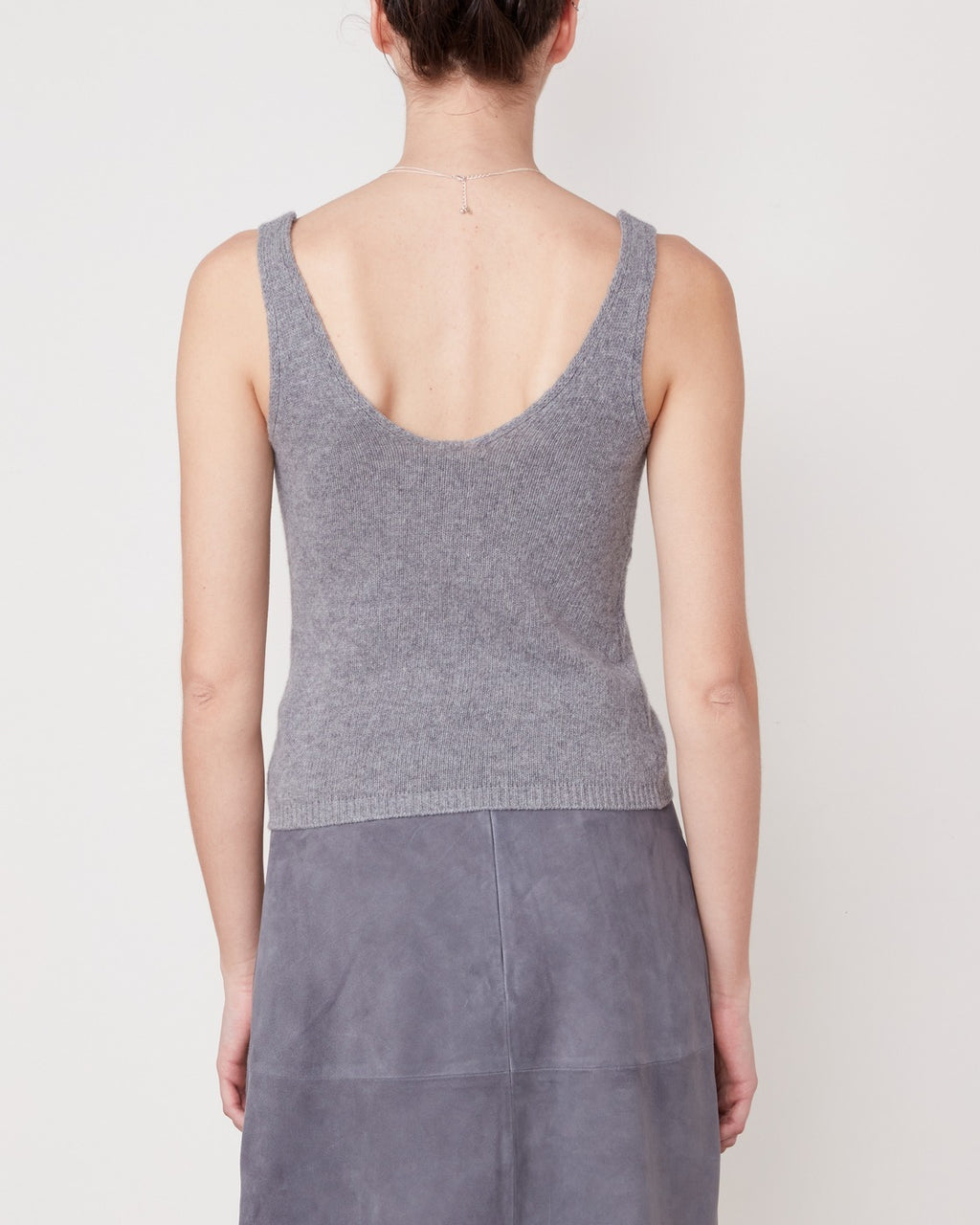 Officine Générale – Débardeur Loane - Gris Chiné Clair - Femme, débardeur gris en maille porté de dos par un mannequin femme