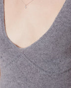Officine Générale – Débardeur Loane - Gris Chiné Clair - Femme, décolleté en V d'un pull gris en maille côtelée, porté