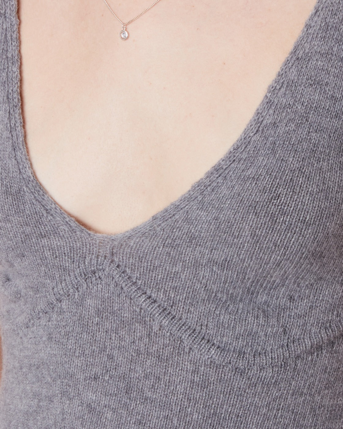 Officine Générale – Débardeur Loane - Gris Chiné Clair - Femme, décolleté en V d'un pull gris en maille côtelée, porté