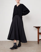 Officine Générale – Jupe Bertille - Noir - Femme, mannequin portant un pull noir et une jupe longue noire
