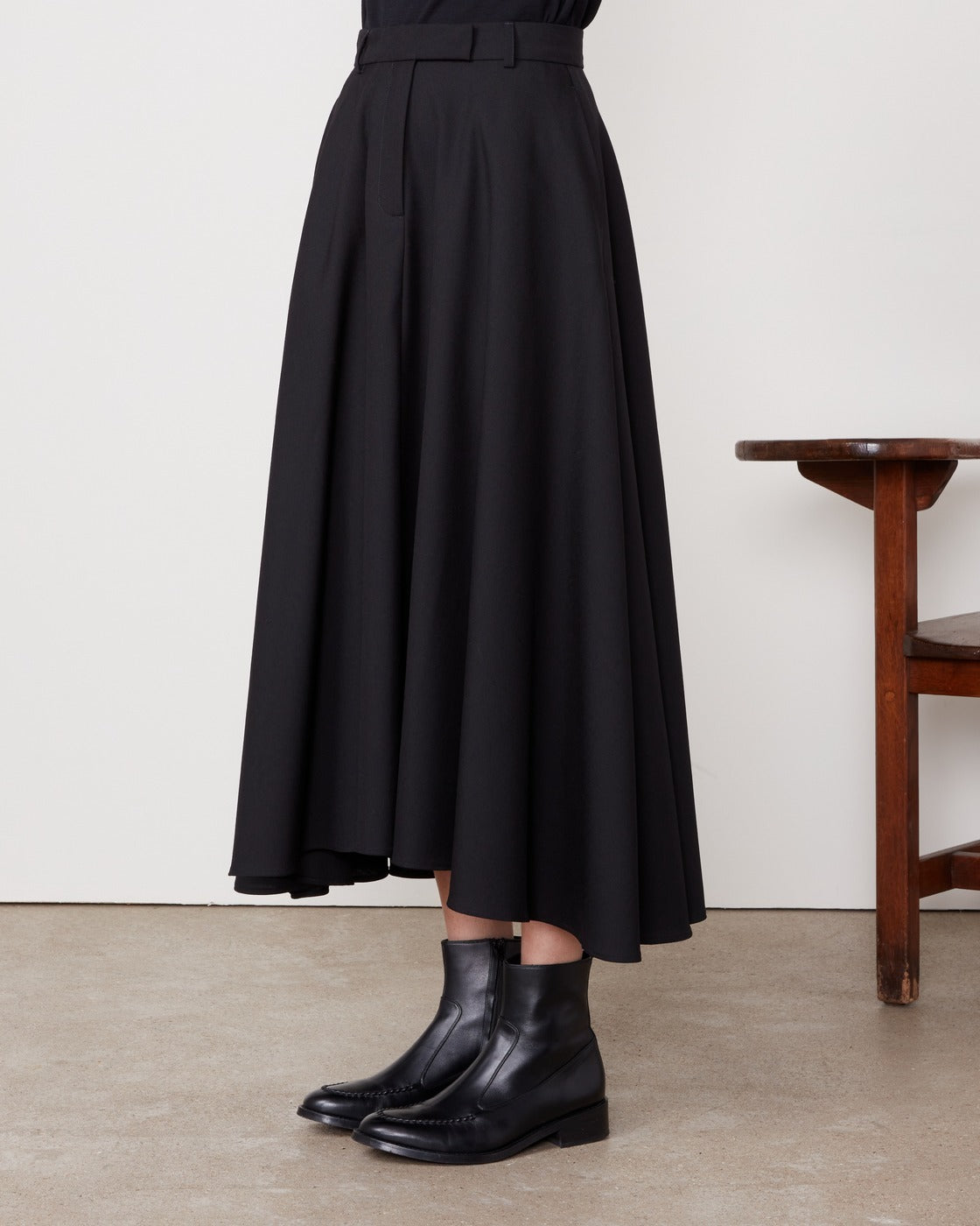 Officine Générale – Jupe Bertille - Noir - Femme, jupe longue noire portée par un mannequin, vue de face