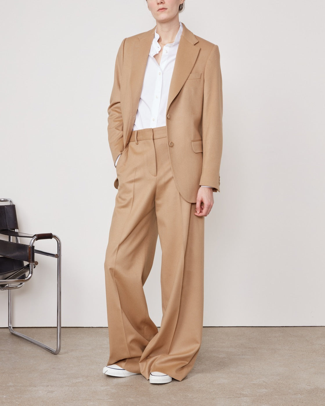 Officine Générale – Veste Giovanni - Sépia - Femme, mannequin portant un costume beige avec une chemise blanche, vue de face