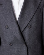 Officine Générale – Veste Sandra - Gris Foncé/Noir - Femme, gros plan sur un blazer gris à chevrons avec des boutons