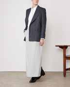 Officine Générale – Veste Sandra - Gris Foncé/Noir - Femme, mannequin portant un blazer gris et une jupe longue blanche