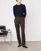 Officine Générale – Pantalon Lenya - Café Foncé - Femme, mannequin portant un pull bleu marine et un pantalon marron