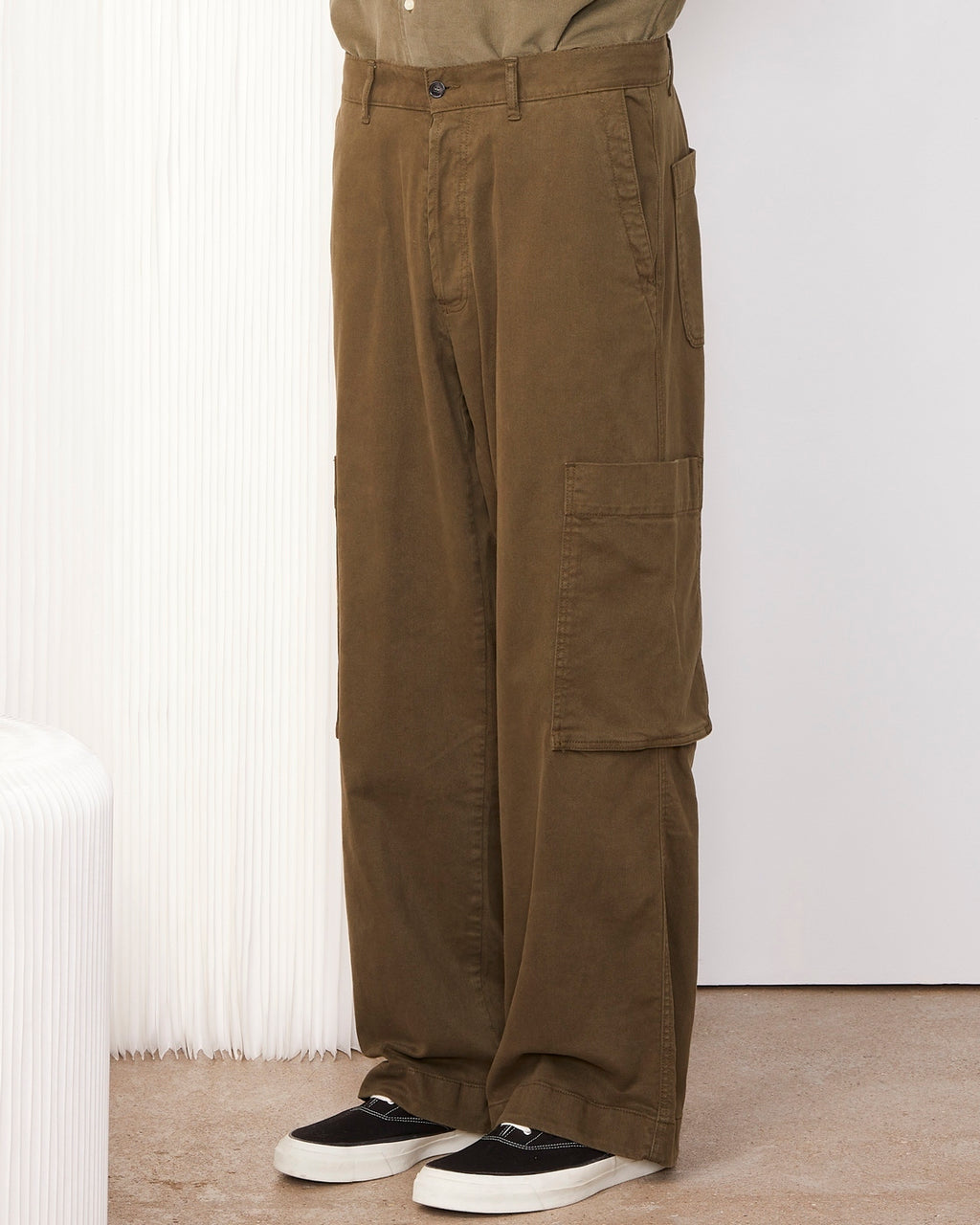 Officine Générale – Chino Naim - Olive Nuit - Homme, pantalon cargo marron porté par un mannequin, vue de profil