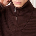 Officine Générale – Pull Tarek - Café Glacé - Homme, mannequin homme de face, pull marron en maille côtelée, col zippé