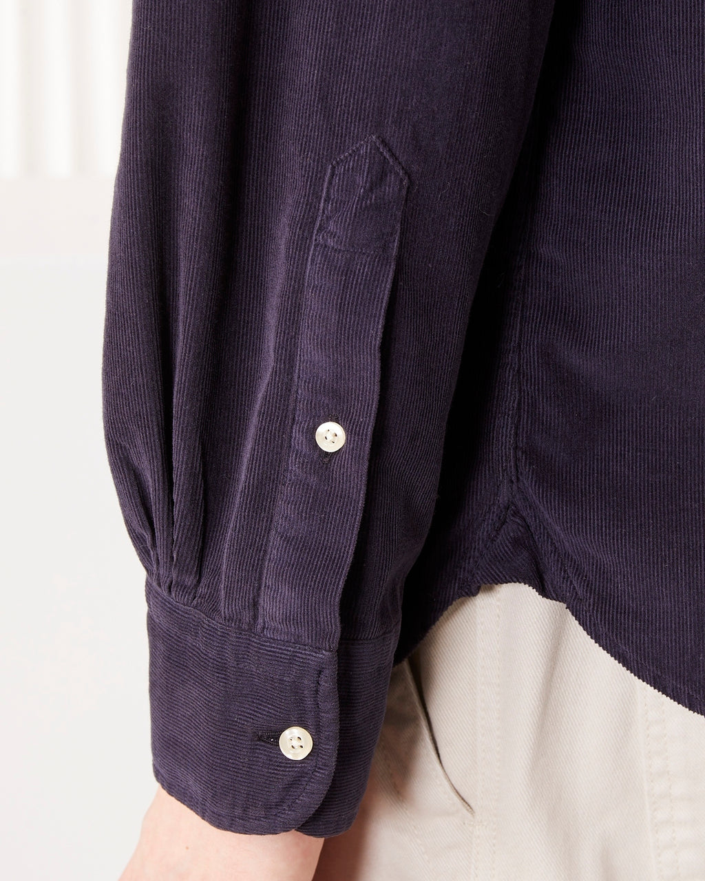 Officine Générale – Chemise - Bleu Marine - Homme, gros plan sur le poignet d'une chemise en velours côtelé bleu marine
