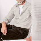 Officine Générale – Chemise Giacomo - Olive/Blanc - Homme, mannequin homme assis, chemise rayée marron et pantalon velours marron