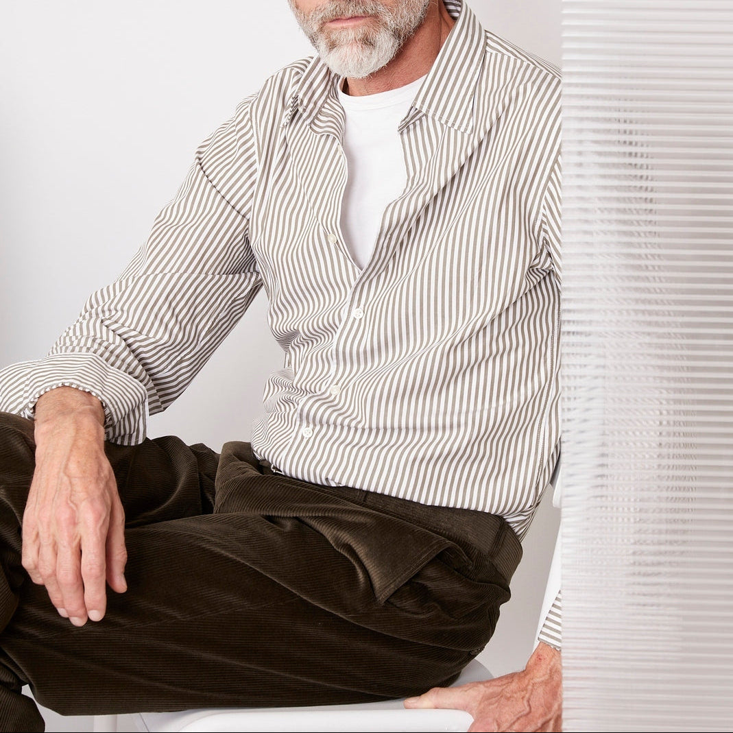 Officine Générale – Chemise Giacomo - Olive/Blanc - Homme, mannequin homme assis, chemise rayée marron et pantalon velours marron