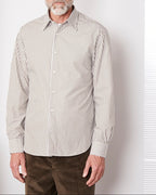 Officine Générale – Chemise Giacomo - Olive/Blanc - Homme, mannequin homme portant une chemise rayée marron et un pantalon marron