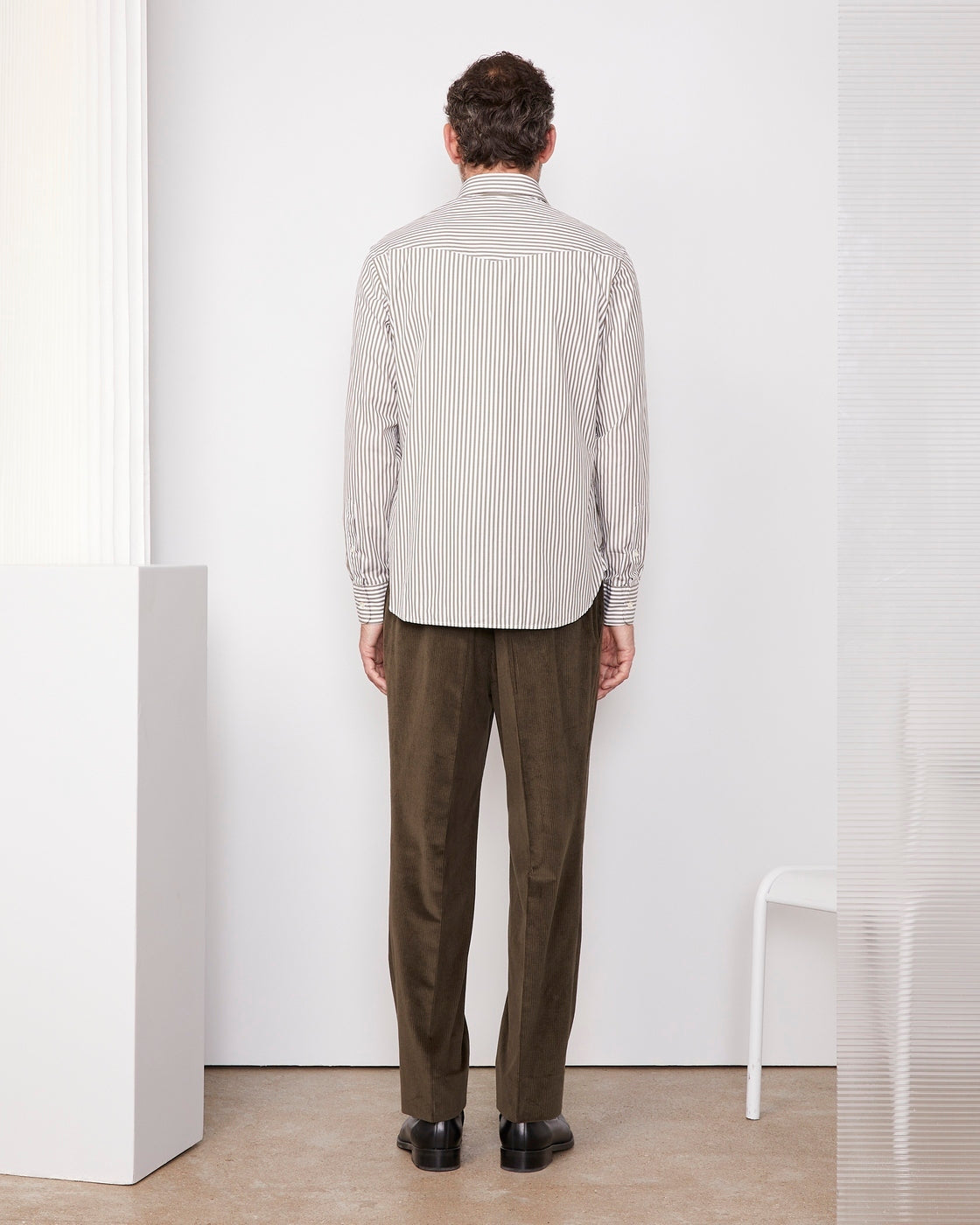 Officine Générale – Chemise Giacomo - Olive/Blanc - Homme, homme de dos portant une chemise rayée et un pantalon marron
