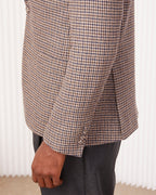Officine Générale – Veste Arthus - Café Glacé/Beige/Bleu Marine - Homme, homme portant une veste à carreaux marron et bleu marine
