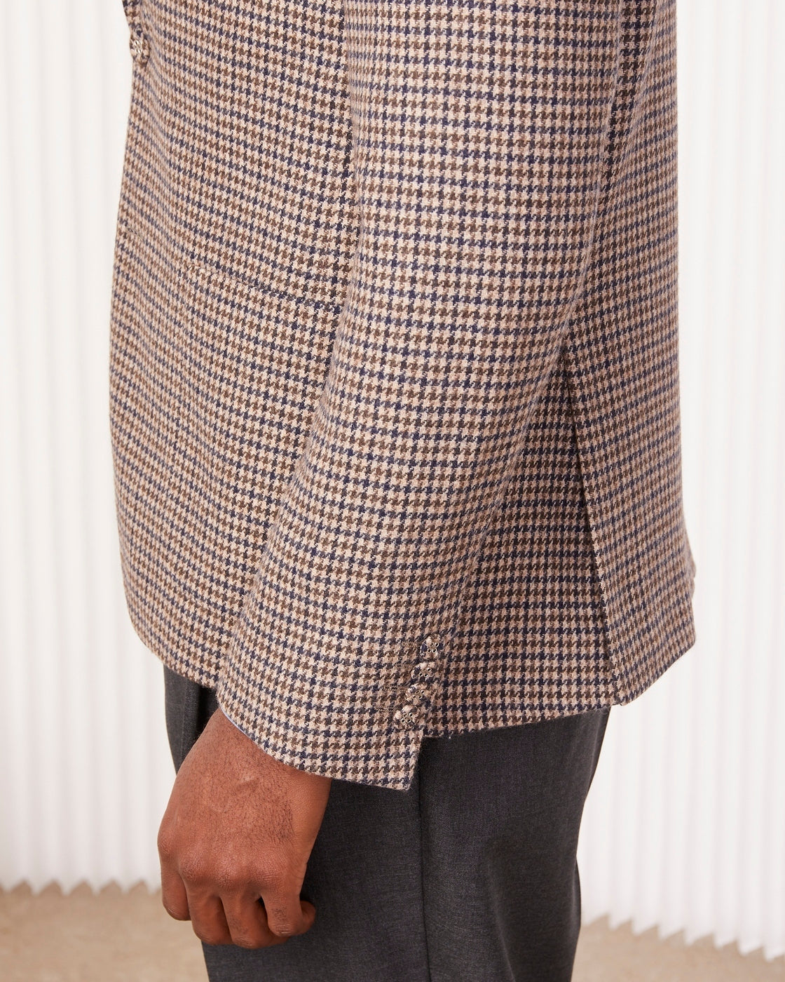 Officine Générale – Veste Arthus - Café Glacé/Beige/Bleu Marine - Homme, homme portant une veste à carreaux marron et bleu marine