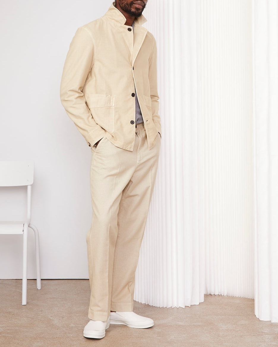 Officine Générale – Veste Elio - Galet - Homme, mannequin homme de face, en tenue beige, veste et pantalon