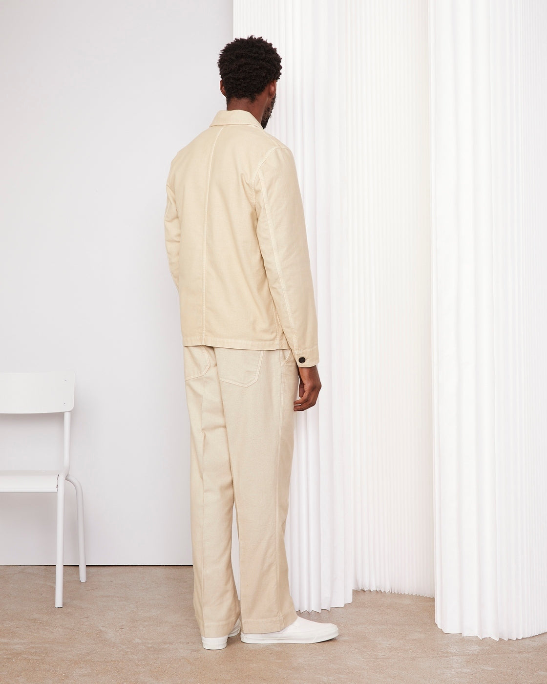 Officine Générale – Veste Elio - Galet - Homme, mannequin de dos portant une veste et un pantalon beiges