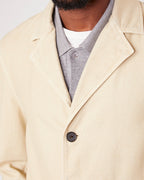 Officine Générale – Veste Elio - Galet - Homme, homme portant une veste beige et un polo gris, vue rapprochée