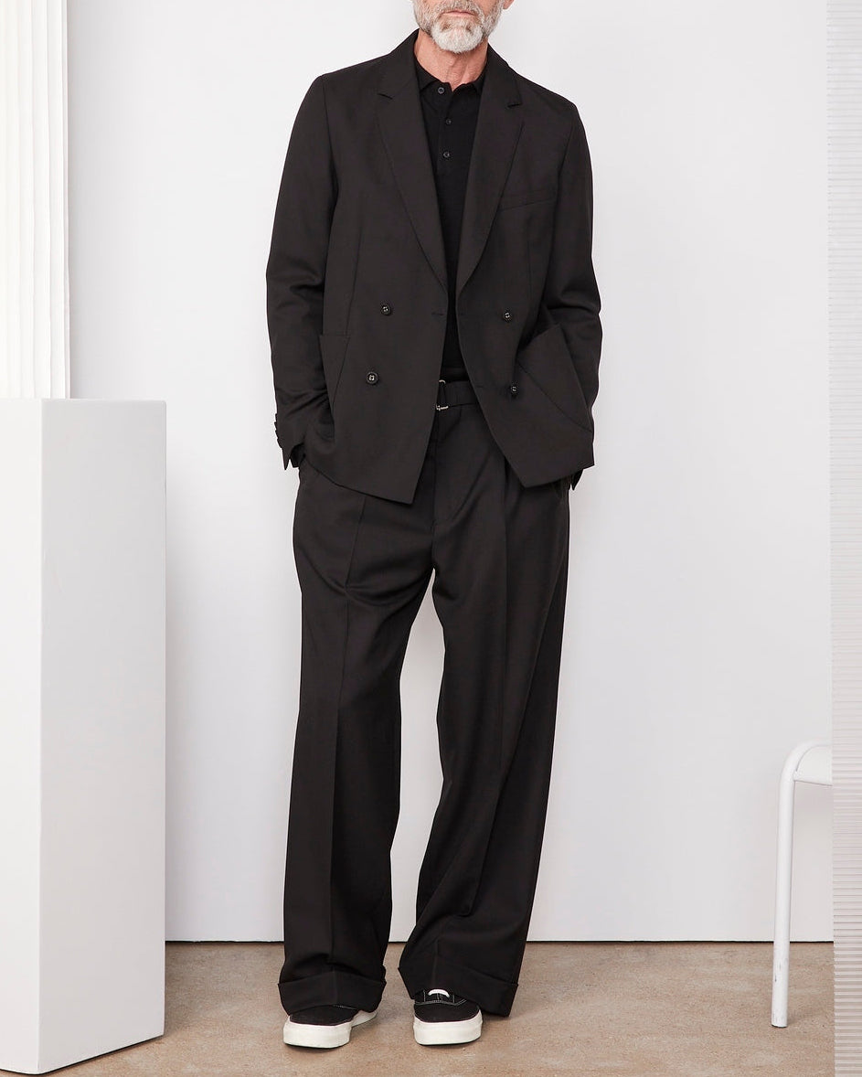 Officine Générale – Veste Leon - Noir - Homme, homme en costume noir, polo noir, baskets, posant de face