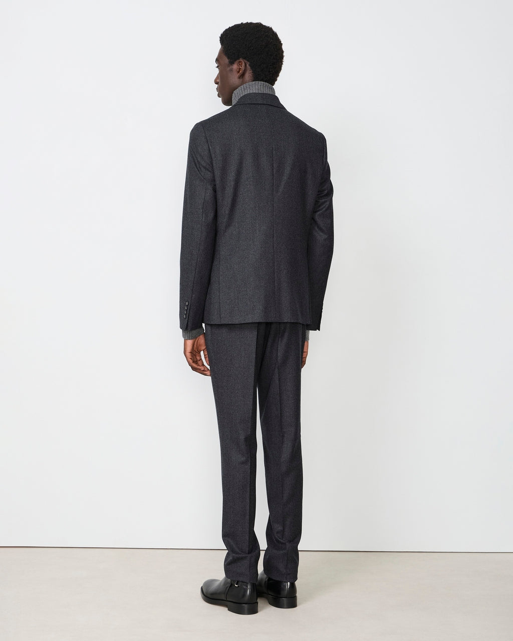 Officine Générale – Veste Raphael - Gris Chiné Foncé - Homme, mannequin de dos portant un costume gris anthracite et un col roulé