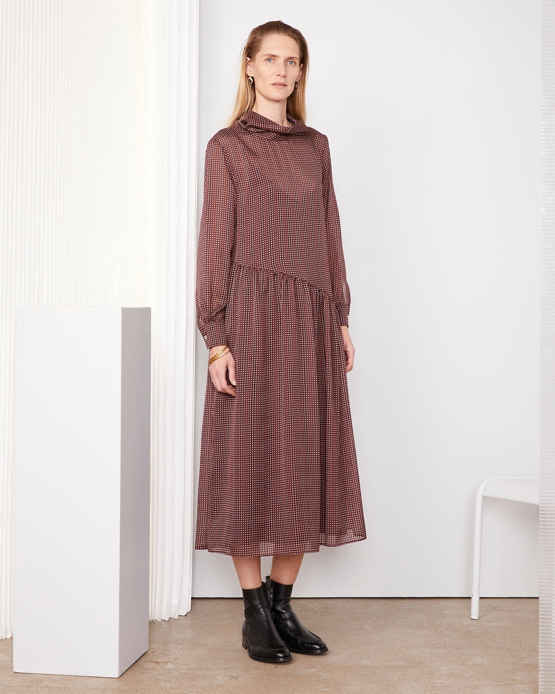 Officine Générale – Robe Adria - Lie De Vin/Bordeaux/Écru - Femme, mannequin portant une robe longue marron à motifs, vue de face