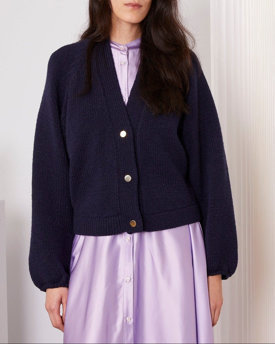 Officine Générale – Cardigan Jaimie - Bleu Marine - Femme, mannequin portant un cardigan bleu marine et une robe violette, vue de face