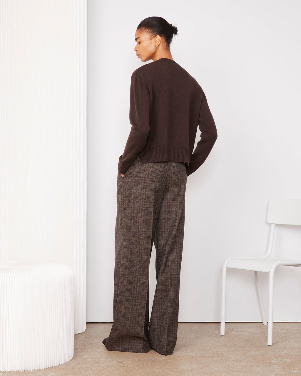 Officine Générale – Cardigan Sirine Col Rond - Marron Foncé - Femme, mannequin de dos portant un pull marron et un pantalon à carreaux marron