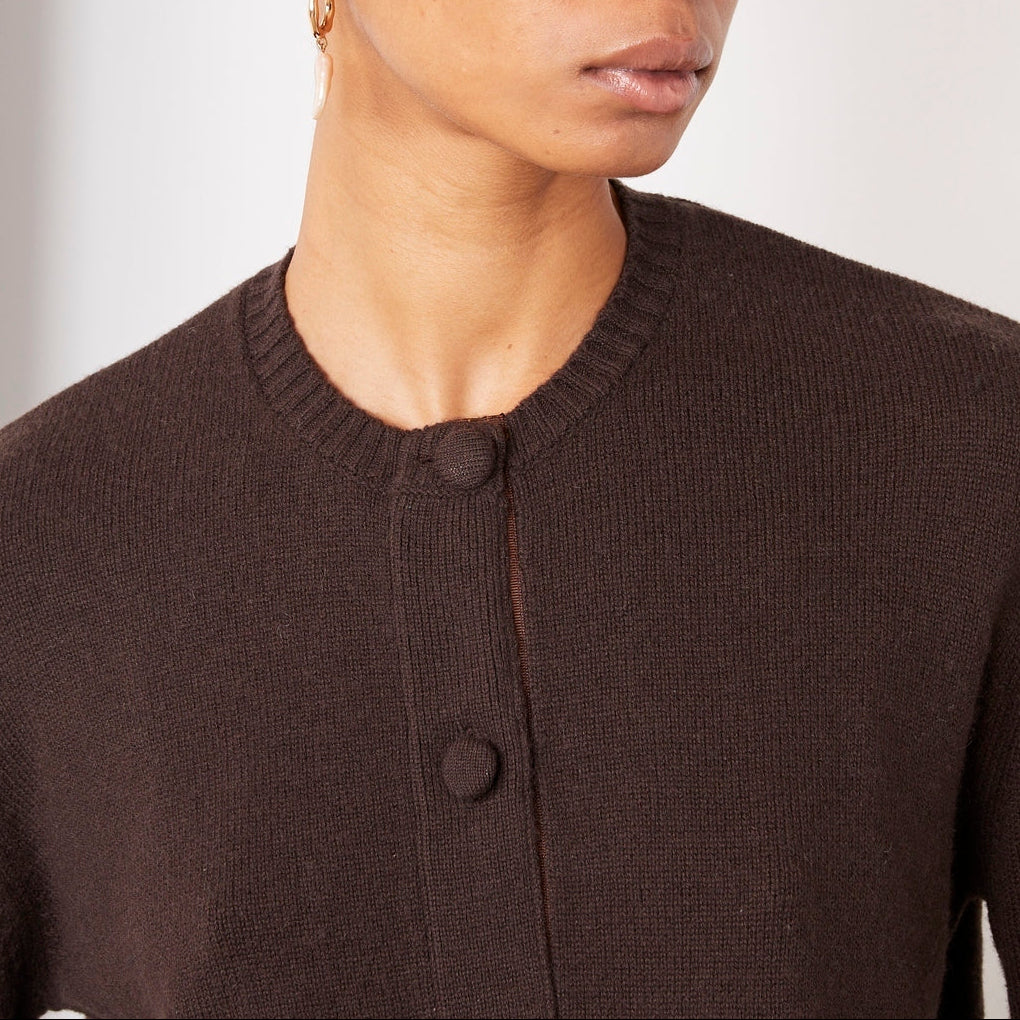 Officine Générale – Cardigan Sirine Col Rond - Marron Foncé - Femme, mannequin portant un cardigan marron en maille, vue de face