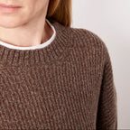 Officine Générale – Pull Mimy Col Rond - Café Glacé/Gris Moyen - Femme, pull marron en maille côtelée porté par une femme de profil