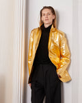 Officine Générale – Veste Gio - Doré - Femme, mannequin portant une veste dorée brillante et un pantalon noir