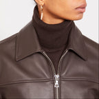Officine Générale – Blouson Miray - Marron Foncé - Femme, mannequin portant un pull marron et une veste en cuir marron
