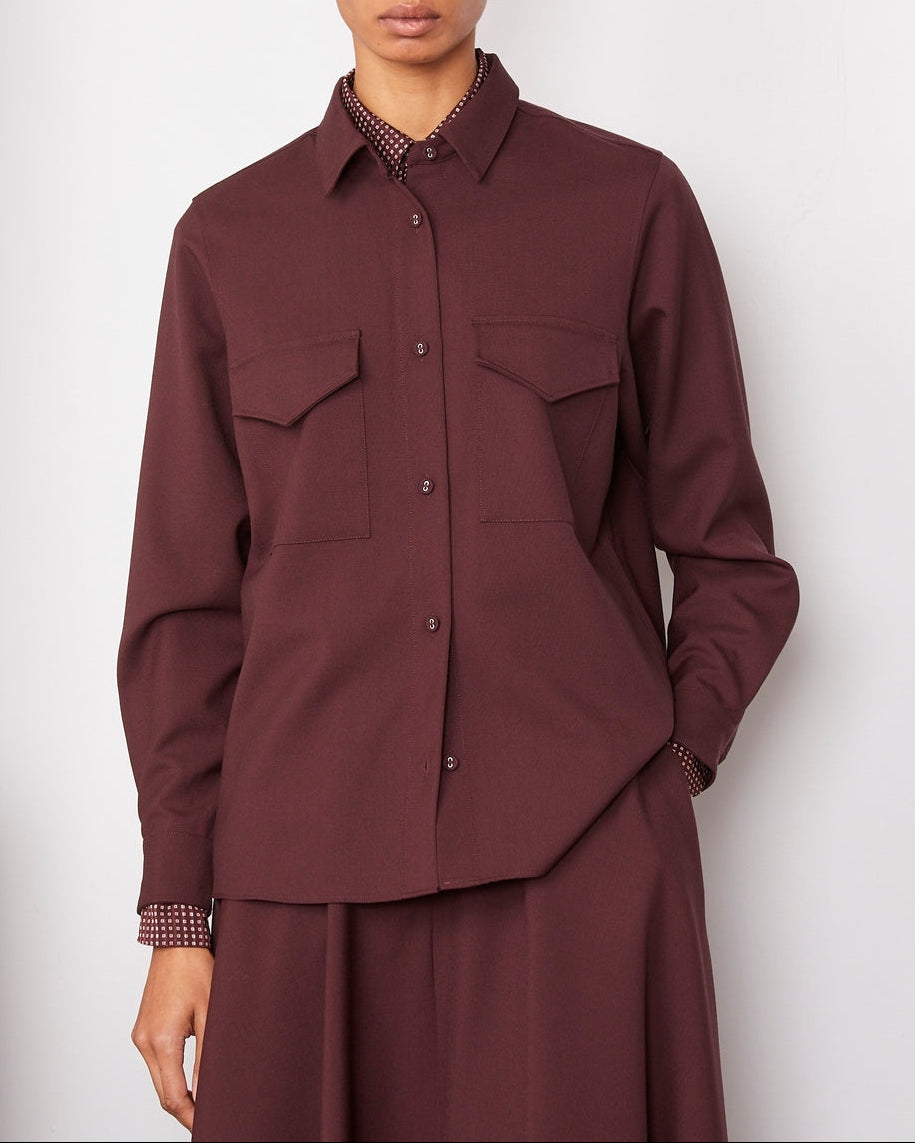 Officine Générale – Surchemise Bonnia - Bordeaux - Femme, mannequin portant une chemise marron foncé et une jupe assortie, vue de face