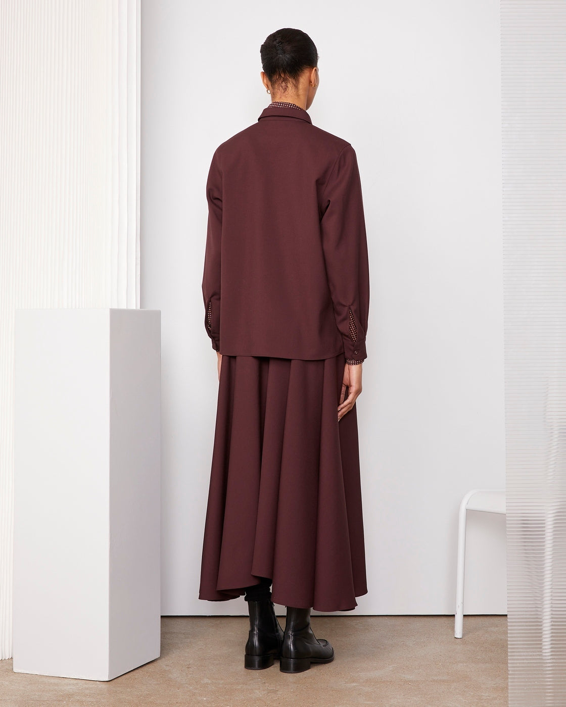 Officine Générale – Surchemise Bonnia - Bordeaux - Femme, mannequin de dos portant une chemise et une jupe longues marron
