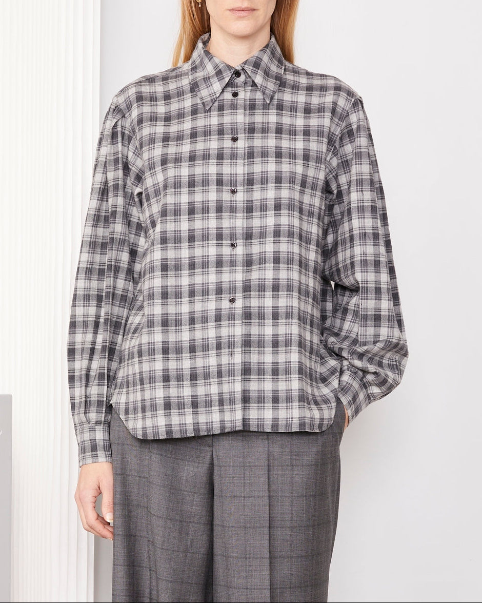 Officine Générale – Chemise Mahault - Gris Moyen/Gris Foncé - Femme, chemise à carreaux gris et blanc portée par un mannequin, vue de face