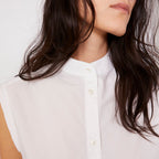 Officine Générale – Chemise Amelia - Blanc - Femme, femme portant une chemise blanche sans manches, vue de côté