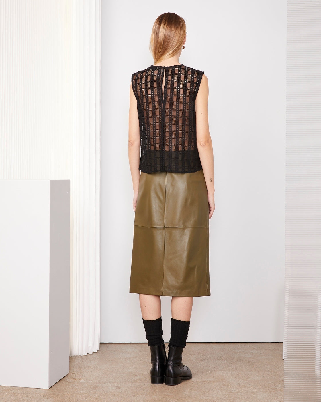 Officine Générale – Top Grace - Noir - Femme, mannequin de dos portant un top noir transparent et une jupe kaki