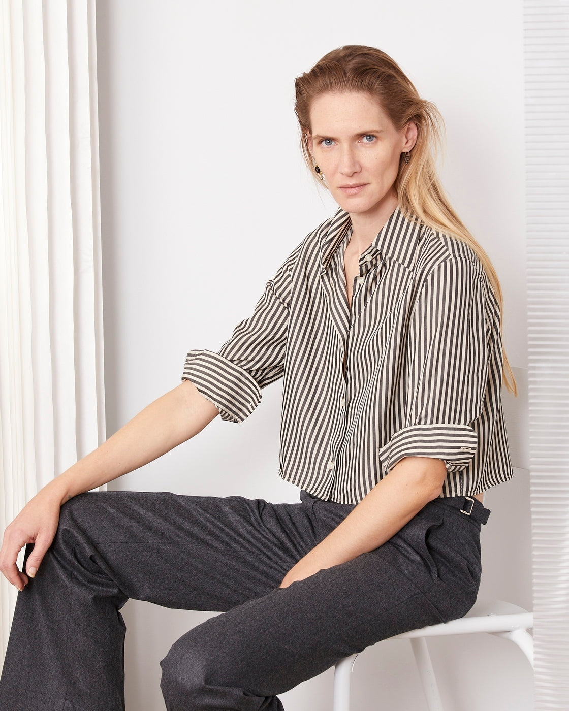 Officine Générale – Chemise Cataleya - Écru/Gris Foncé - Femme, mannequin femme assise, chemise rayée noire et blanche, pantalon gris