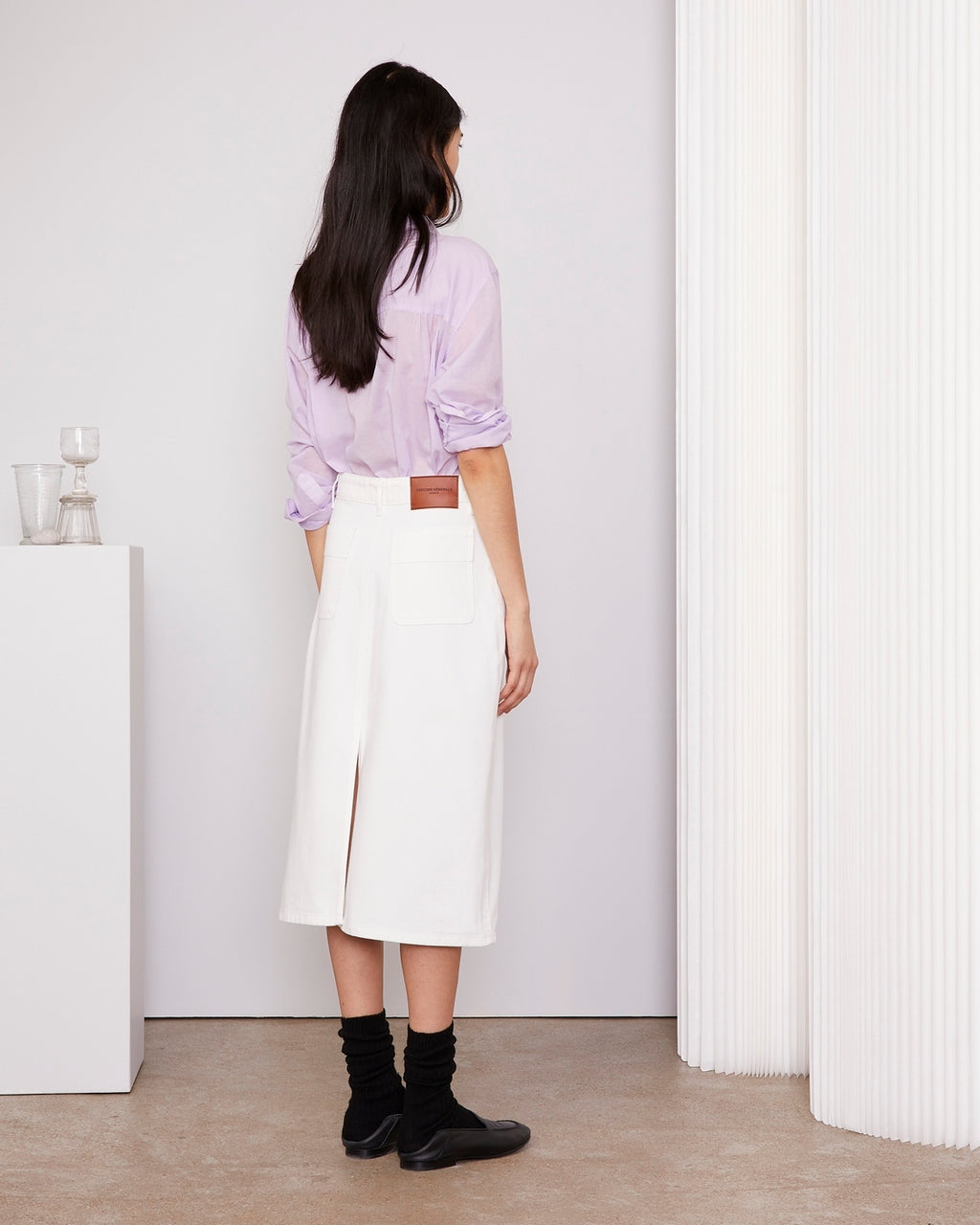 Officine Générale – Jupe Ginny - Blanc - Femme, mannequin de dos portant une chemise lilas et une jupe longue blanche