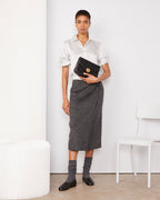 Officine Générale – Jupe Pietra - Gris Foncé/Gris Moyen - Femme, mannequin femme portant une chemise satinée, une jupe et un sac noir