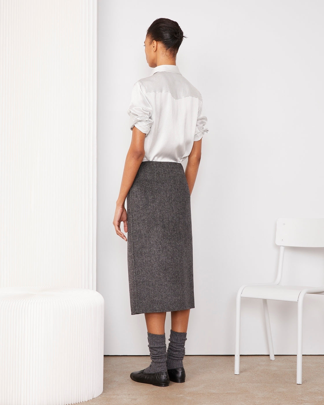 Officine Générale – Jupe Pietra - Gris Foncé/Gris Moyen - Femme, mannequin de dos portant une chemise satinée et une jupe en laine