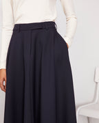 Officine Générale – Jupe Bertille - Bleu Marine - Femme, jupe longue bleu marine portée par un mannequin, vue de face