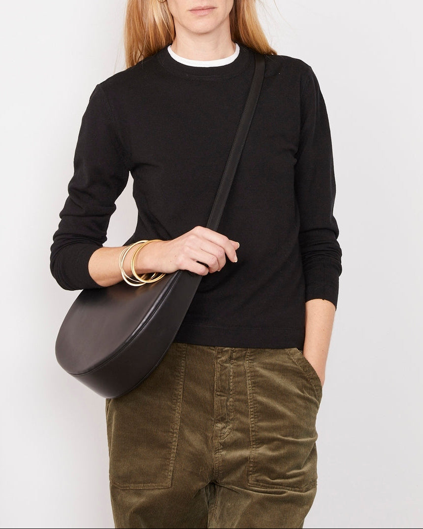 Officine Générale – Pull Isabelle - Noir - Femme, mannequin femme blonde de face, pull noir, pantalon vert, sac noir