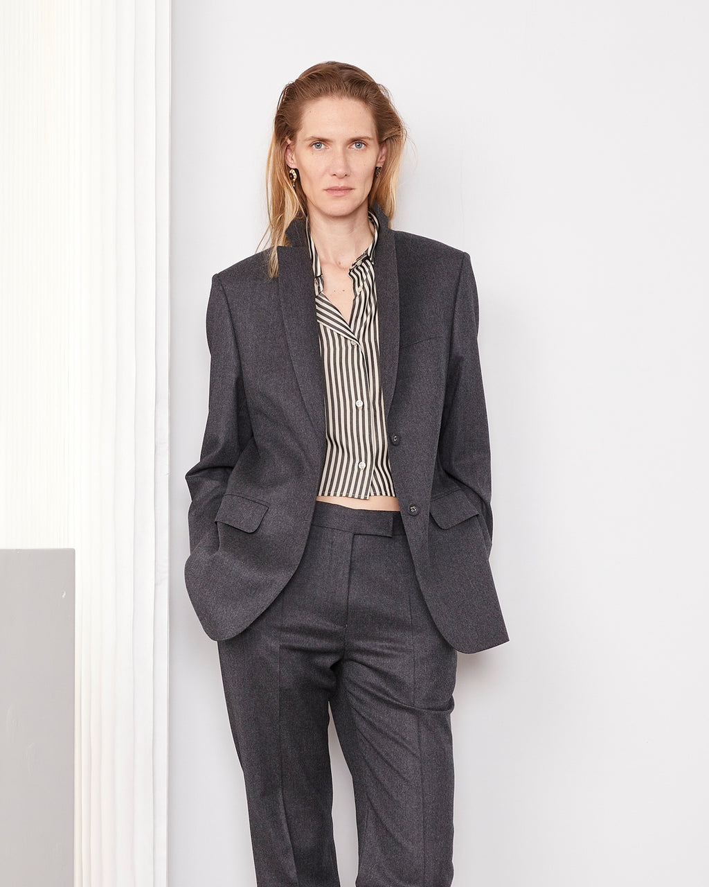 Officine Générale – Veste Giovanni - Gris Chiné Foncé - Femme, mannequin femme en costume gris et chemise rayée, vue de face