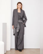Officine Générale – Veste Sandra - Gris Foncé/Blanc - Femme, mannequin femme en costume gris à carreaux, chemise nouée à la taille