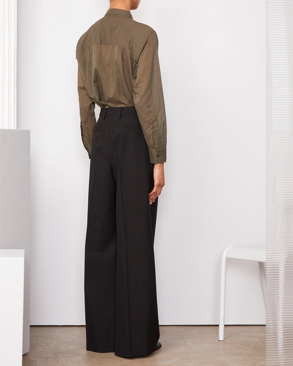 Officine Générale – Pantalon Elia - Noir - Femme, mannequin de dos portant une chemise kaki et un pantalon noir