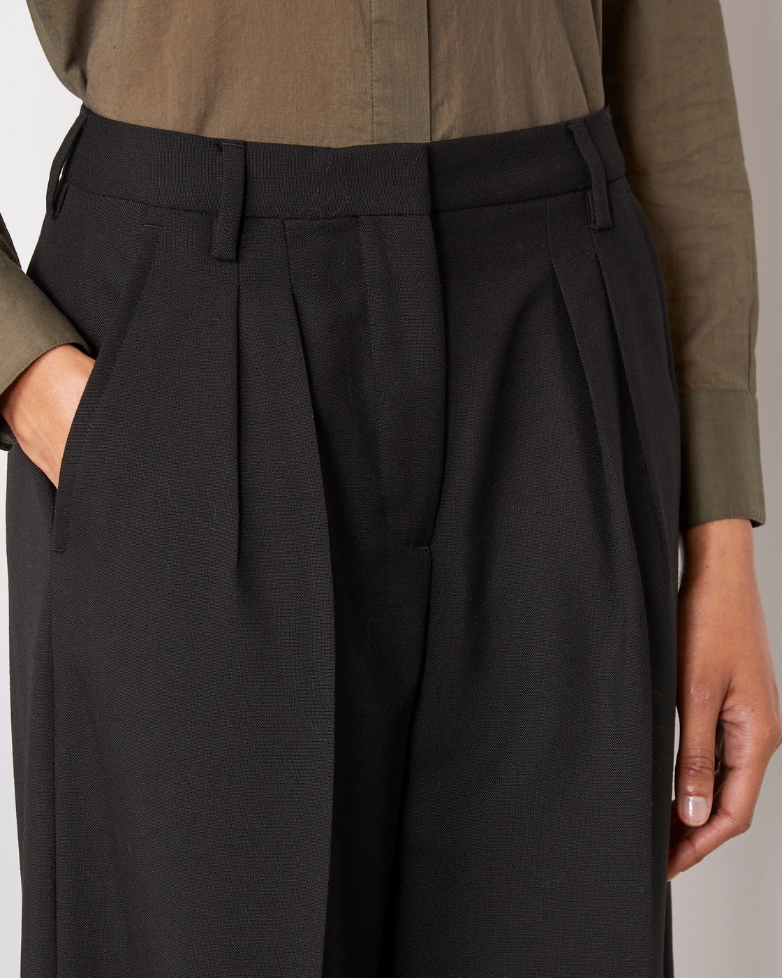 Officine Générale – Pantalon Elia - Noir - Femme, pantalon noir plissé porté par un mannequin, vue de face