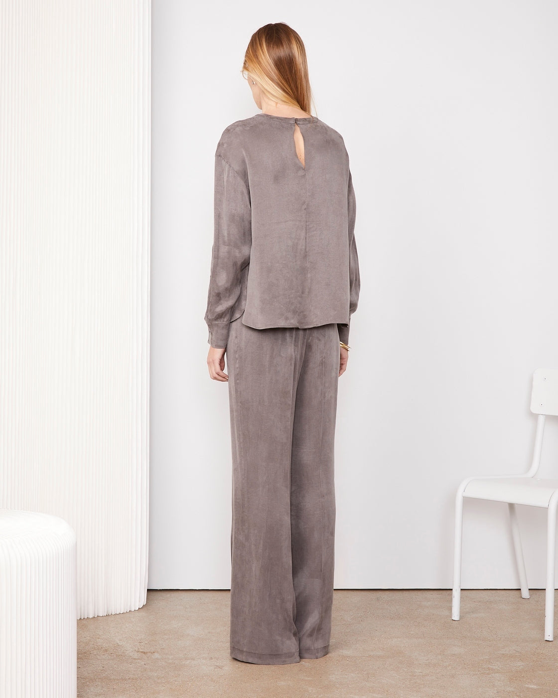 Officine Générale – Top Rimy - Anthracite - Femme, mannequin de dos portant un ensemble pantalon et haut gris satiné