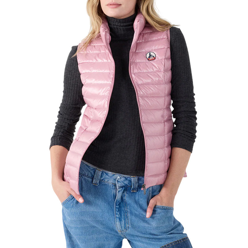 Jott – Kamizelka puchowa Seda Shiny - Rose Antique, różowy pikowany bezrękawnik noszony przez modelkę, widok z przodu