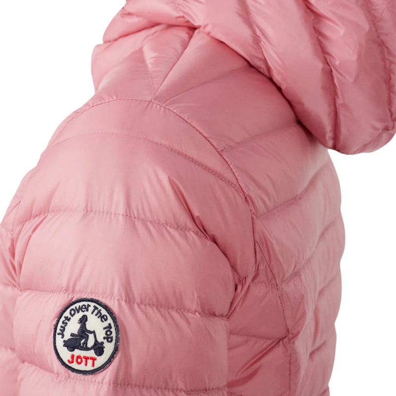 Jott – Piumino con Cappuccio Donna Jott CLOE, primo piano sulla spalla di un piumino rosa con stemma