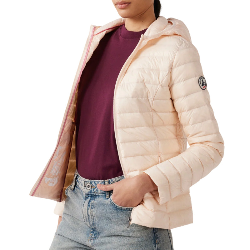 Jott – Piumino con cappuccio donna Jott CLOE, piumino leggero rosa chiaro indossato da una donna, vista laterale
