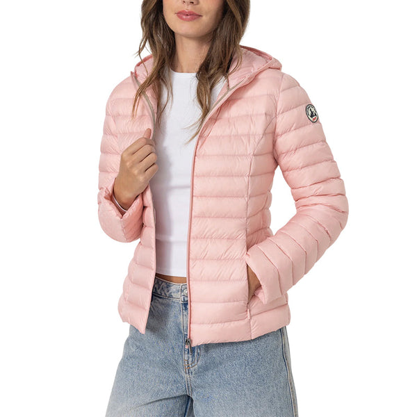 Jott – Piumino con cappuccio donna Jott CLOE, piumino rosa chiaro indossato da una modella, vista frontale